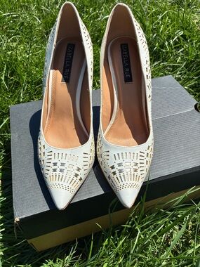 Izabella Rue Cream Laser-Cut Pointed Toe Heels Size 8.5